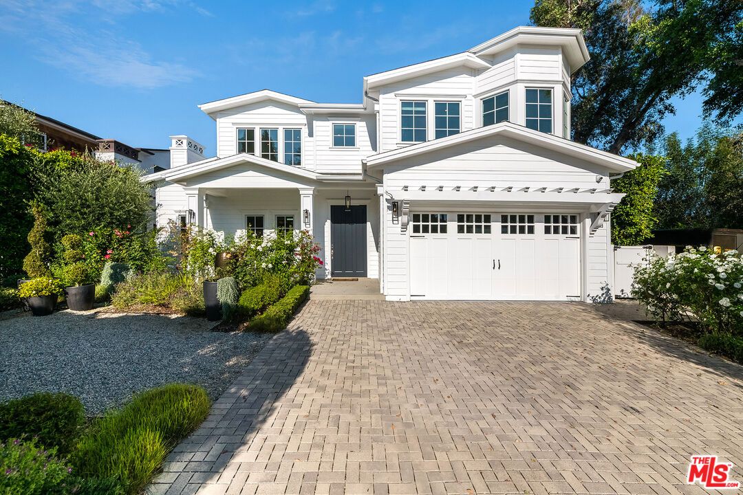 Attached, Exterior, Facade, American Craftsman