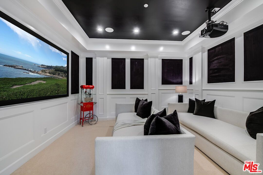 Interior, Projection Screen, Recessed Lighting, Theatre Room, Water