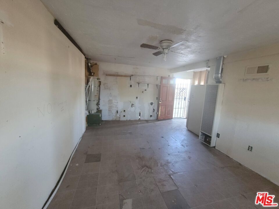 Empty room, Interior