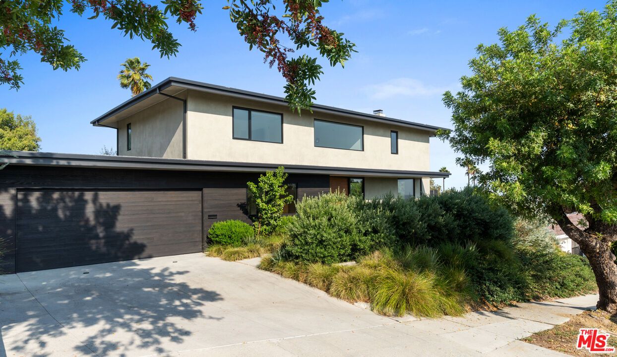 Attached, Exterior, Facade, Modern