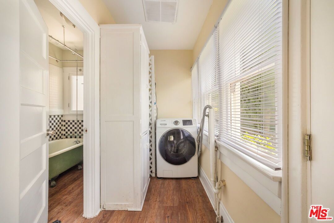 Interior, Utility Closets, Washer, Wood Texture Flooring