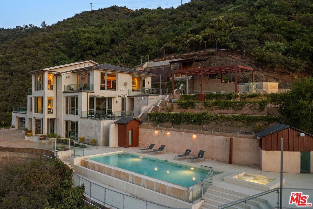 Exterior, Pool
