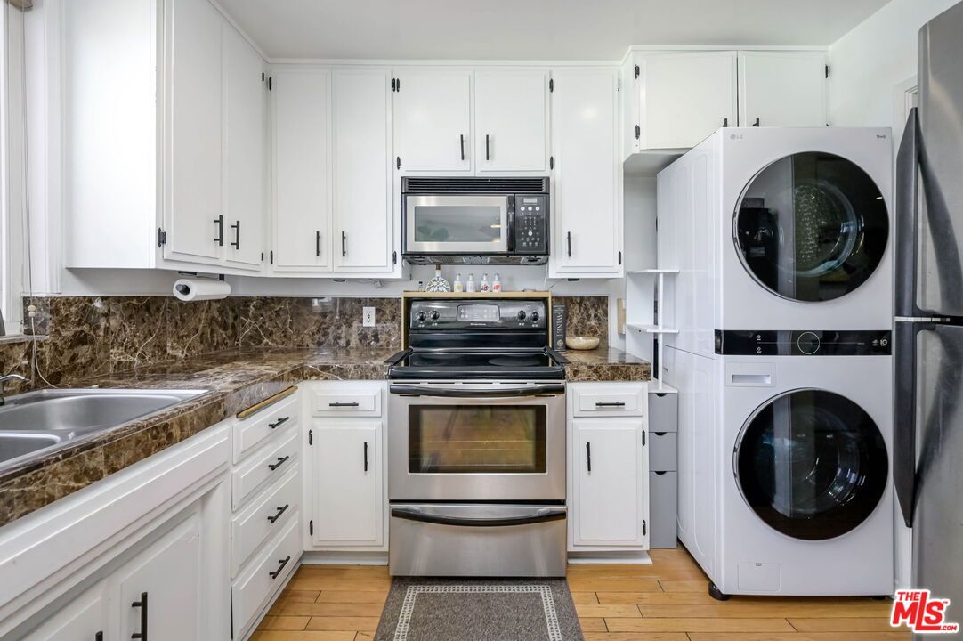 Interior, Kitchen, Stainless Steel Appliances, Washer, Wood Texture Flooring