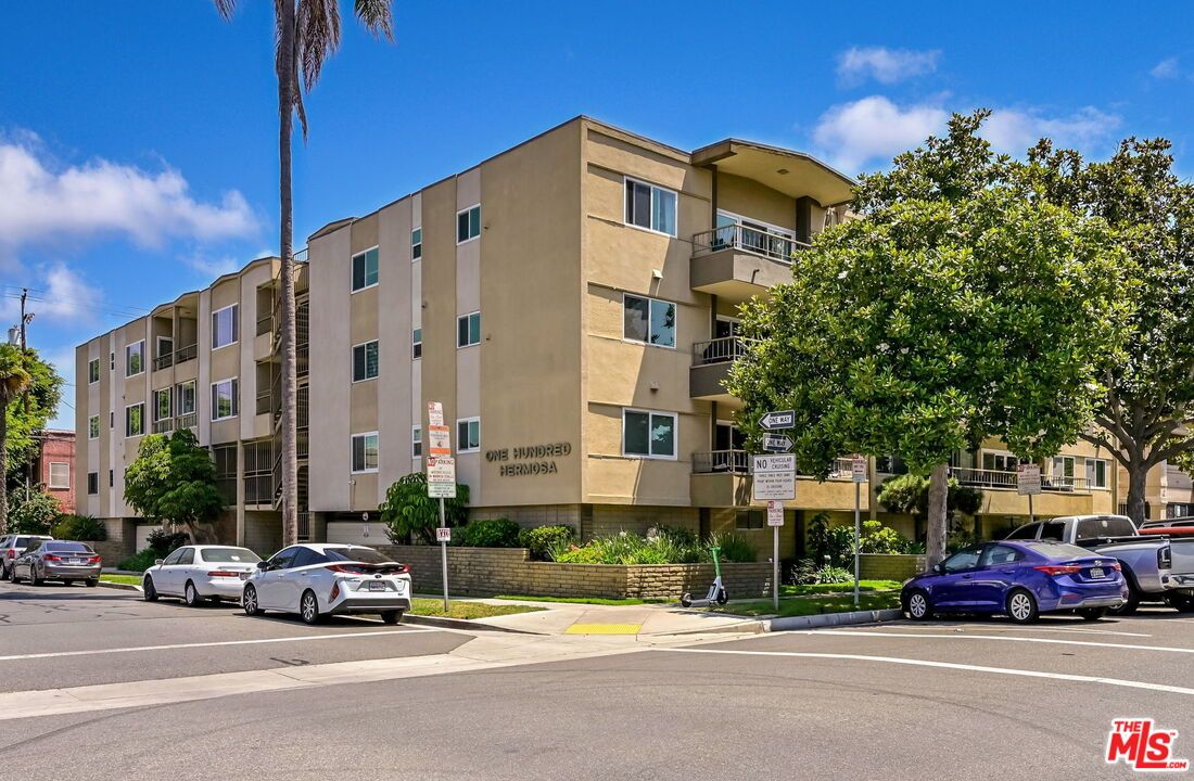 Exterior, Facade, Condo Building
