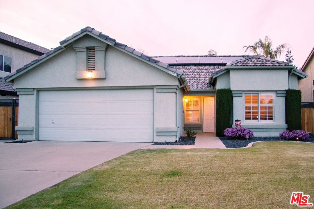 Attached, Exterior, Facade, Mediterranean