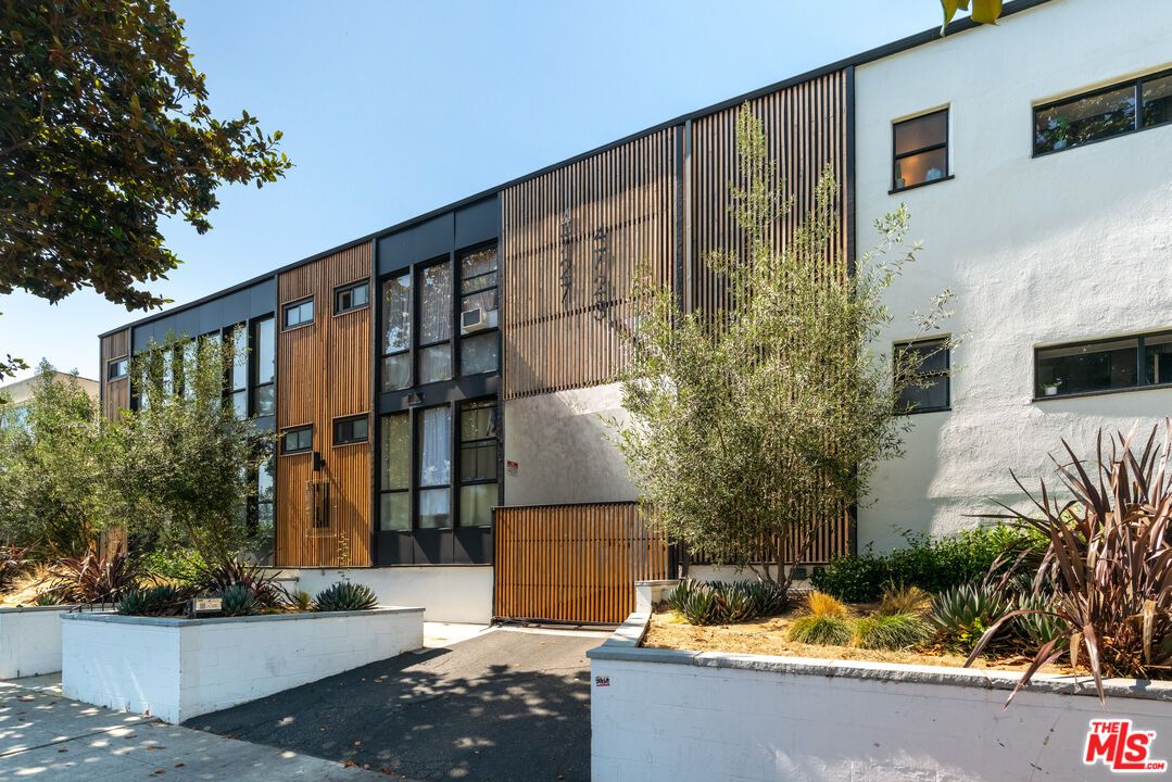Exterior, Facade, Modern