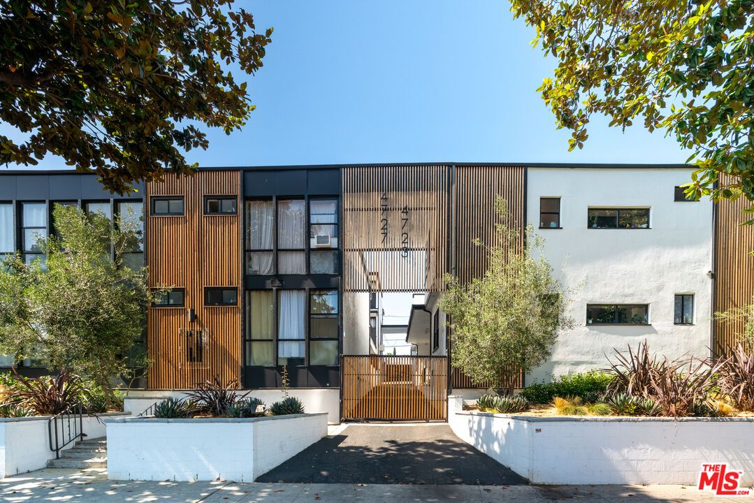Exterior, Facade, Modern