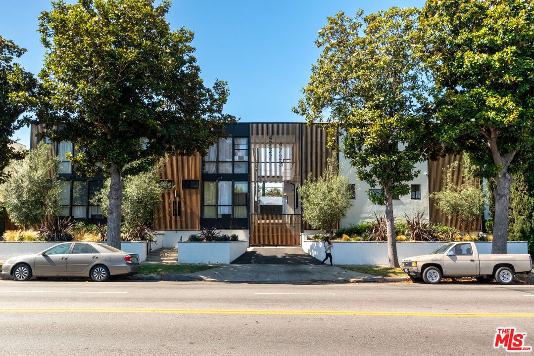 Exterior, Facade, Modern
