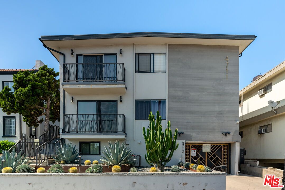 Exterior, Facade, Modern