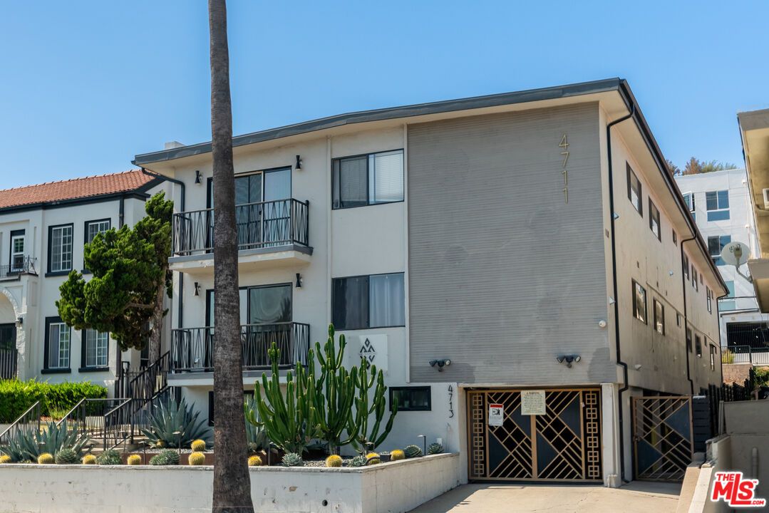 Attached, Exterior, Facade, Modern