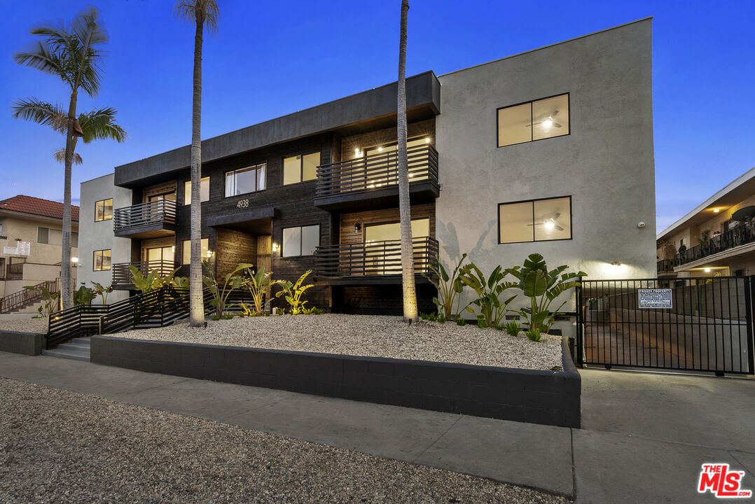 Exterior, Facade, Modern