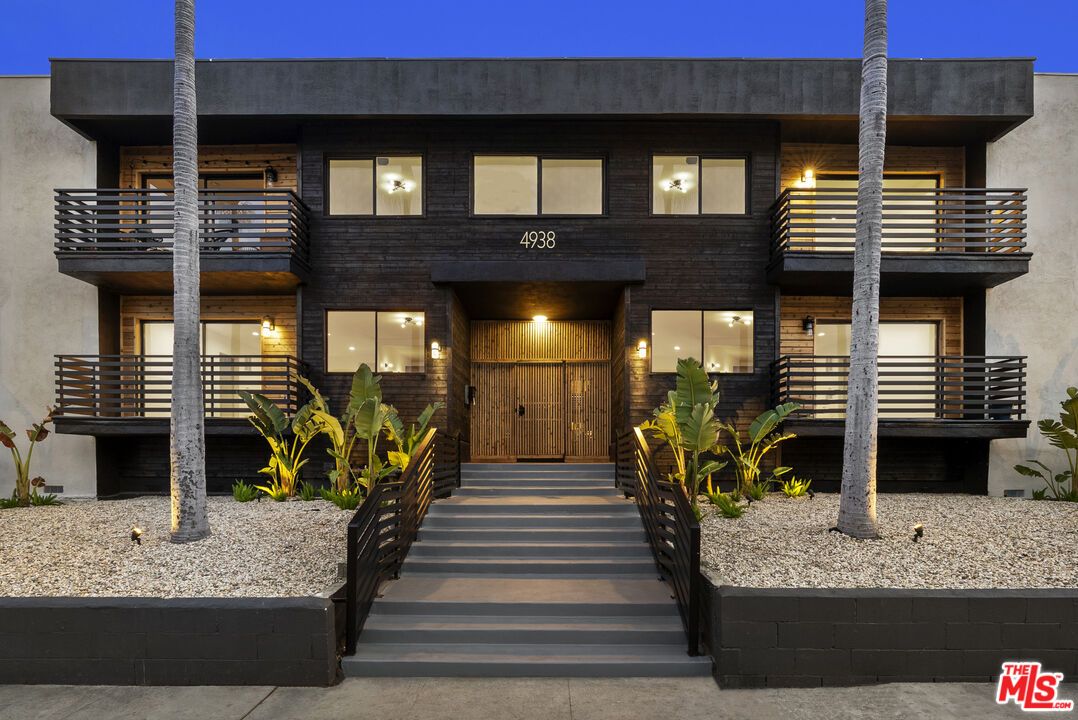 Exterior, Facade, Modern