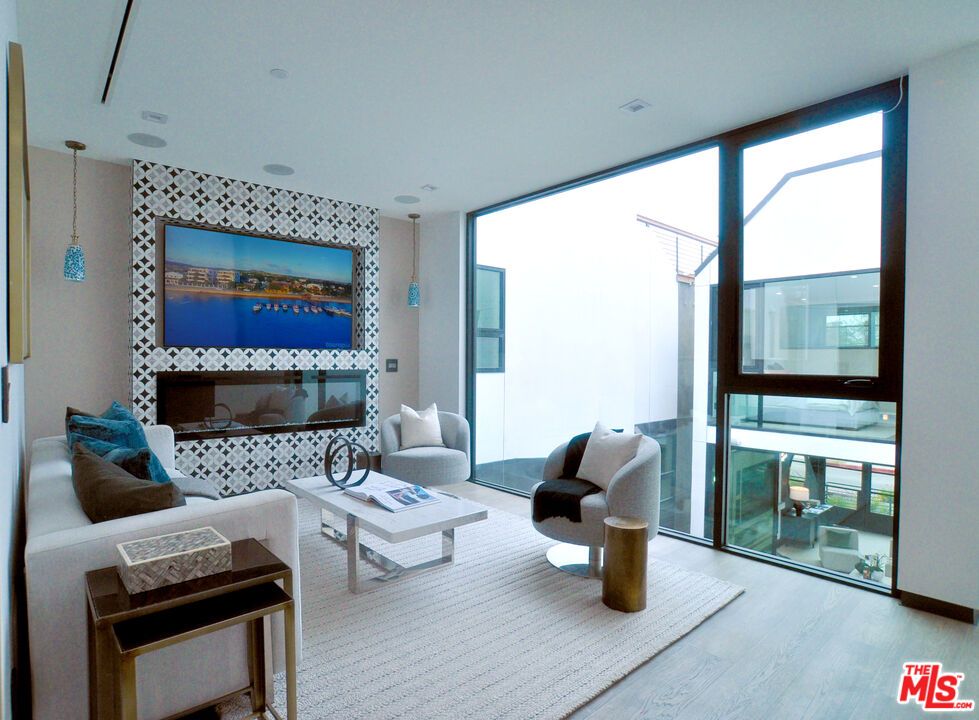 Interior, Living room, Pendant Lights, Recessed Lighting, Wood Texture Flooring