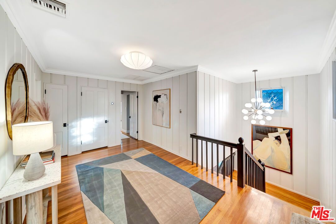 Interior, Pendant Lights, Wood Texture Flooring