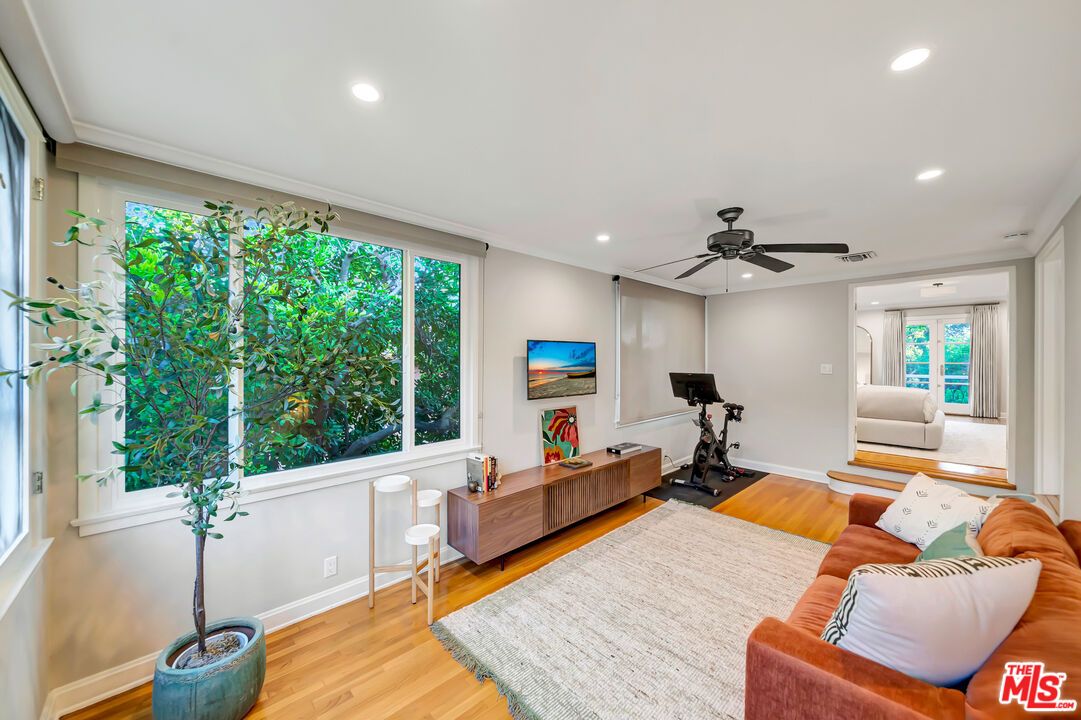 Fitness Equipment, Interior, Living room, Recessed Lighting, Wood Texture Flooring