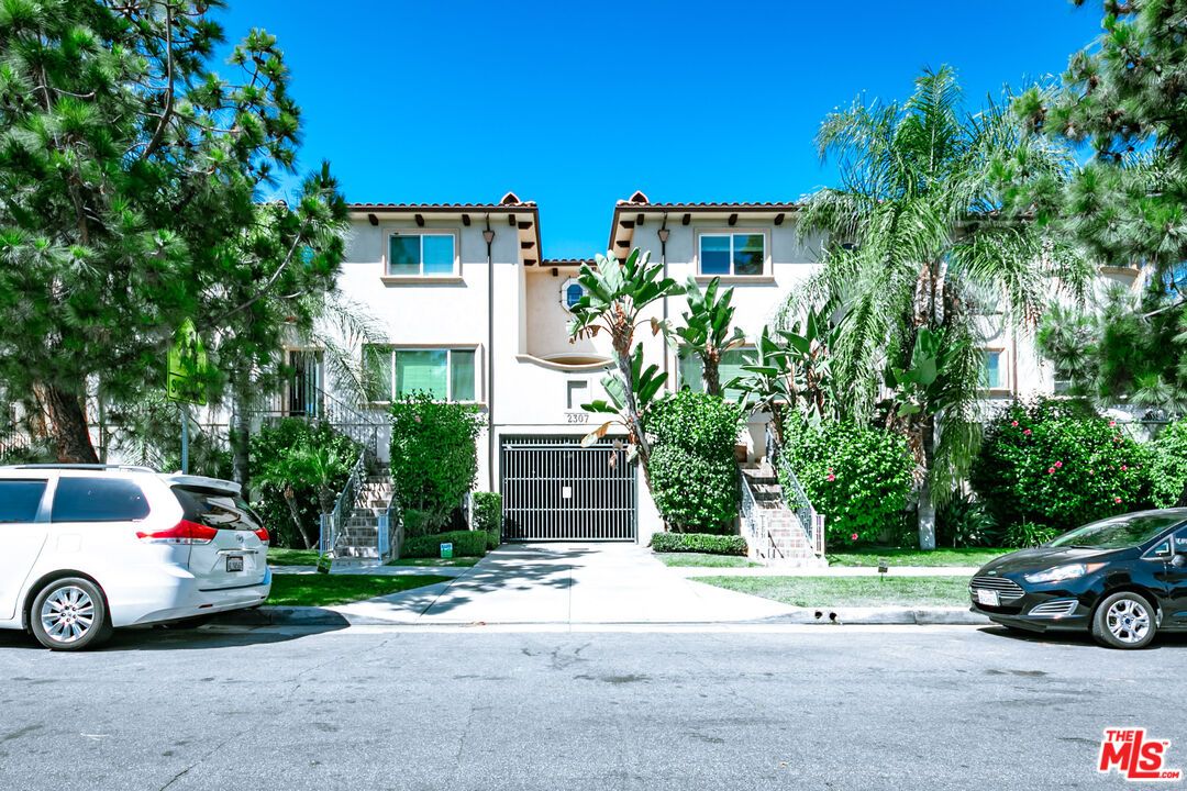 Exterior, Facade, Mediterranean