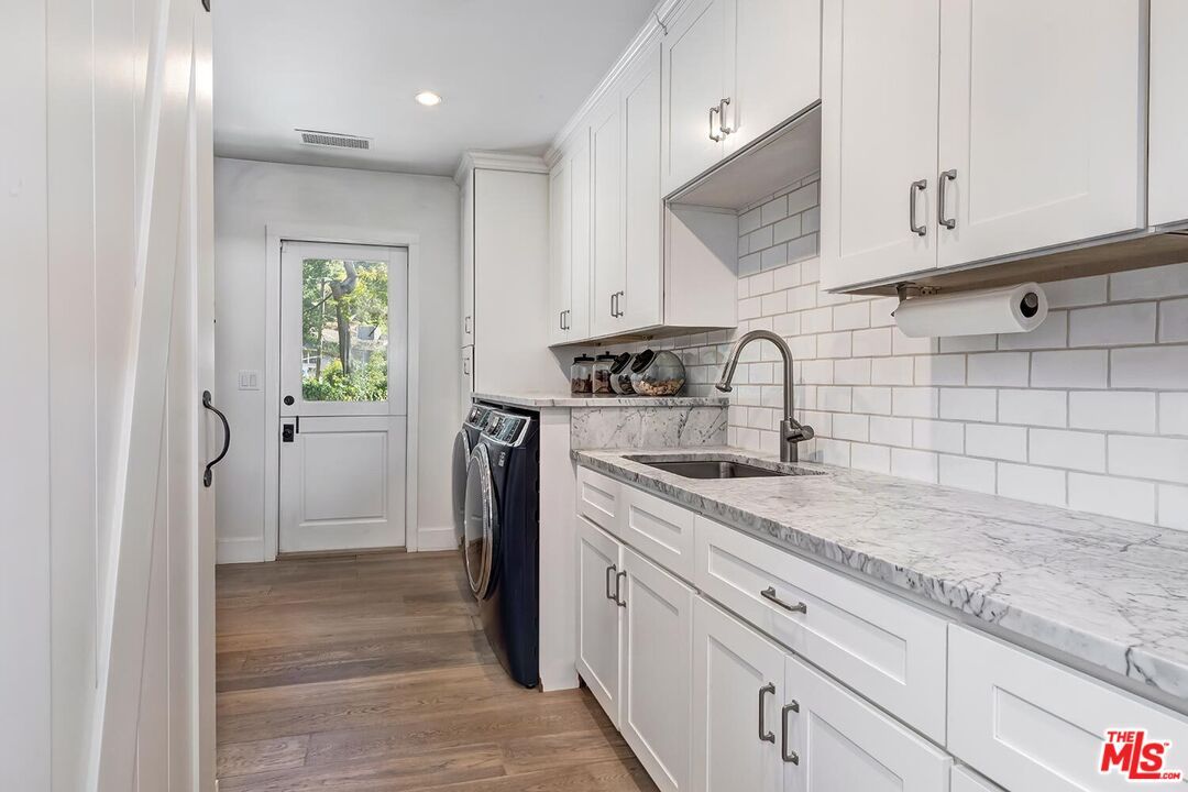 Interior, Recessed Lighting, Washer, Wood Texture Flooring