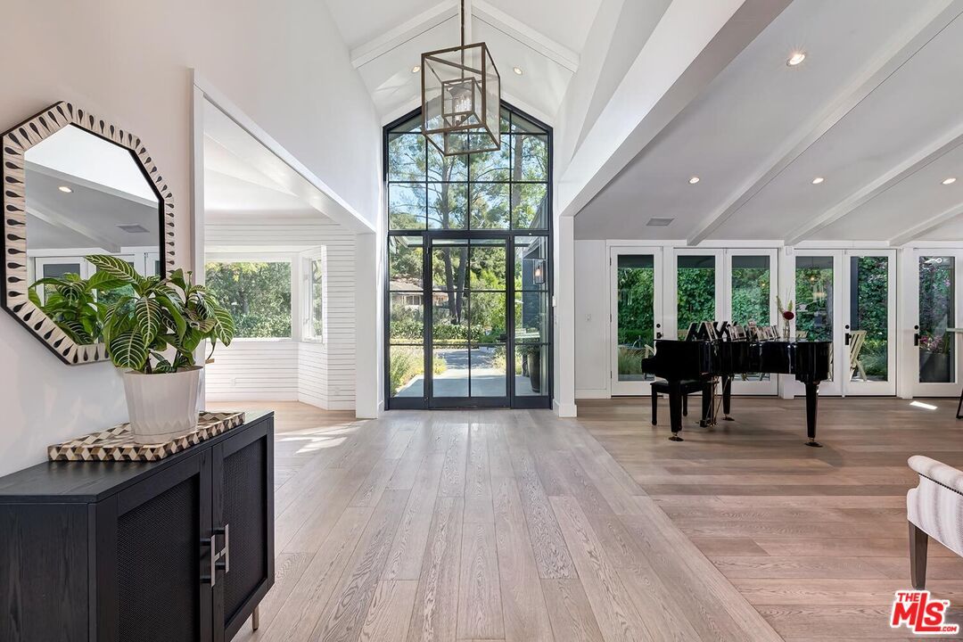 Interior, Pendant Lights, Piano, Recessed Lighting, Wood Texture Flooring