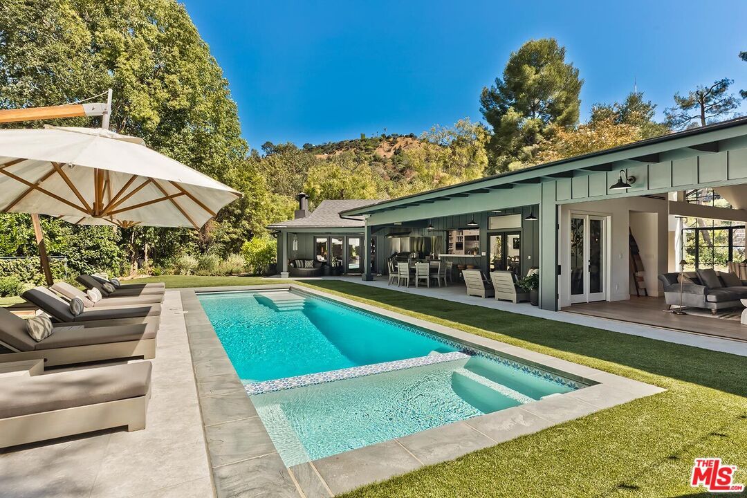 Exterior, Pool