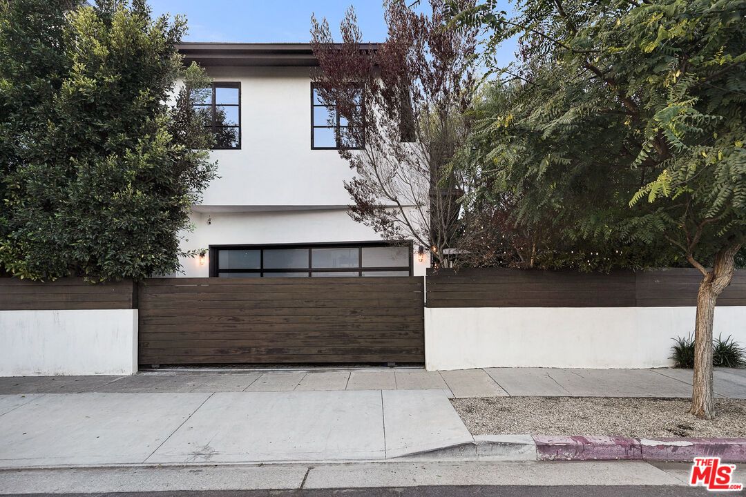 Attached, Exterior, Facade, Modern