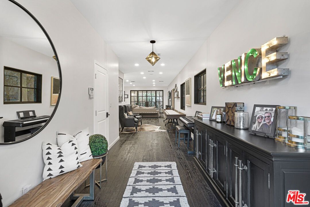 Interior, Living room, Pendant Lights, Recessed Lighting