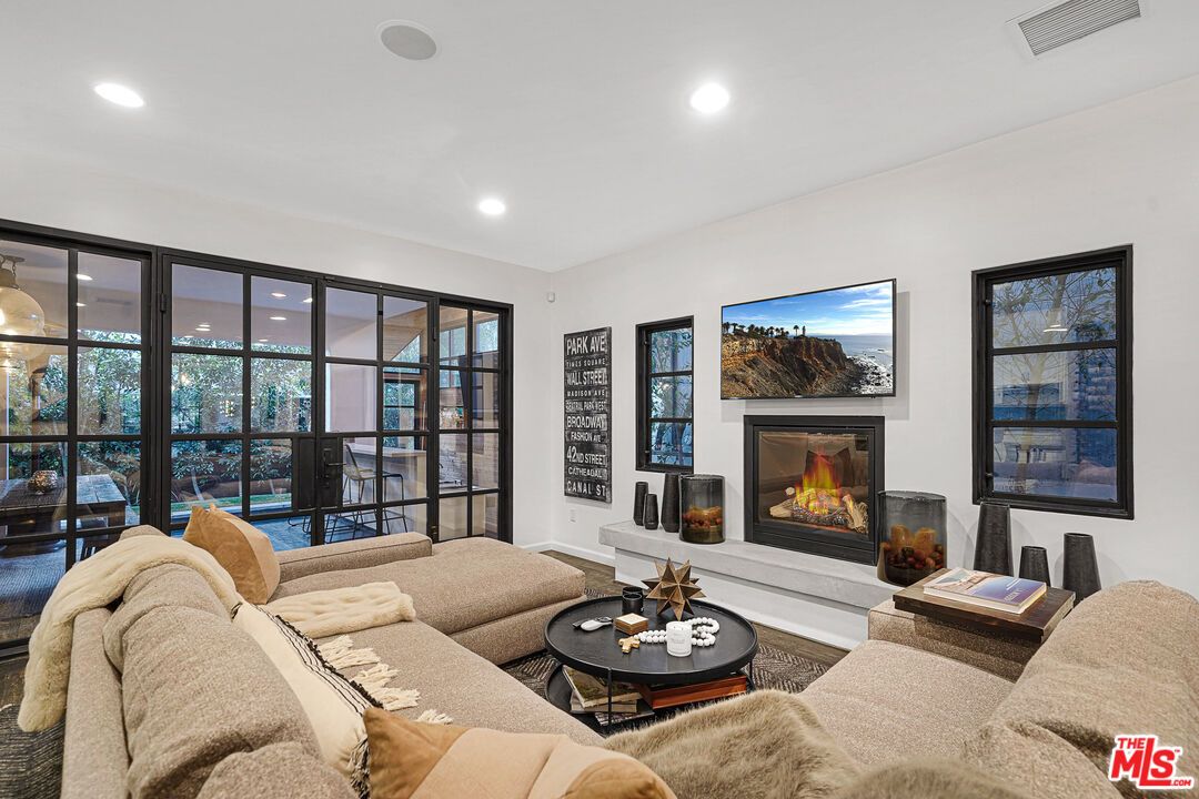 Fireplace, Interior, Living room, Recessed Lighting
