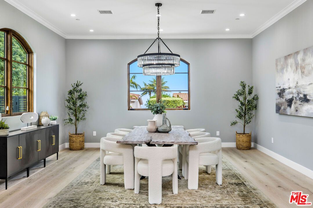 Chandelier, Dining room, Interior, Recessed Lighting, Wood Texture Flooring