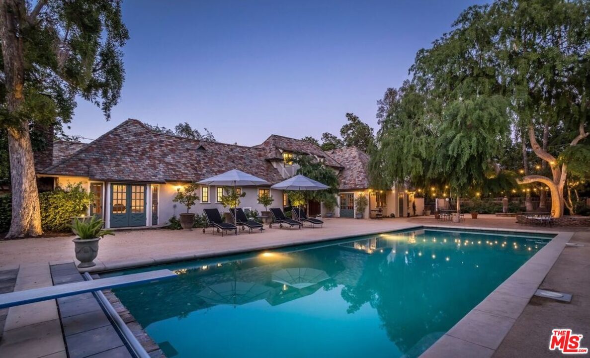 Exterior, Pool