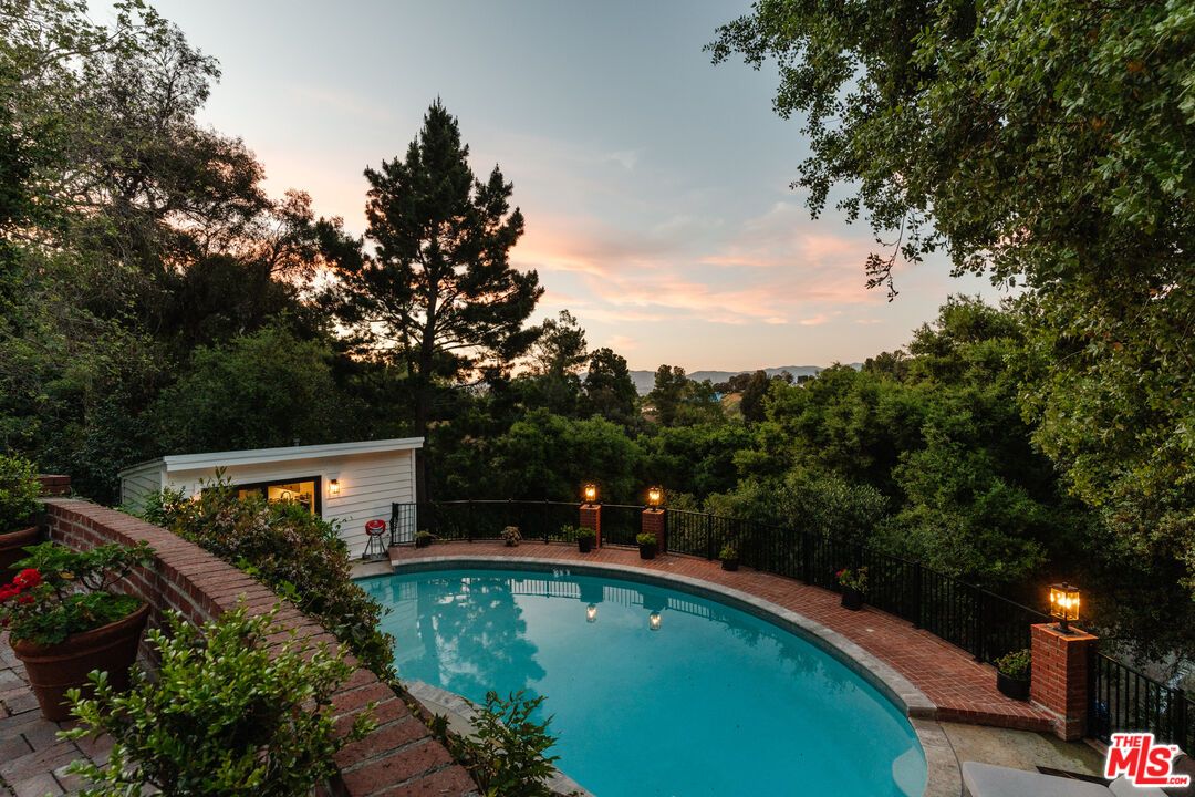 Exterior, Pool