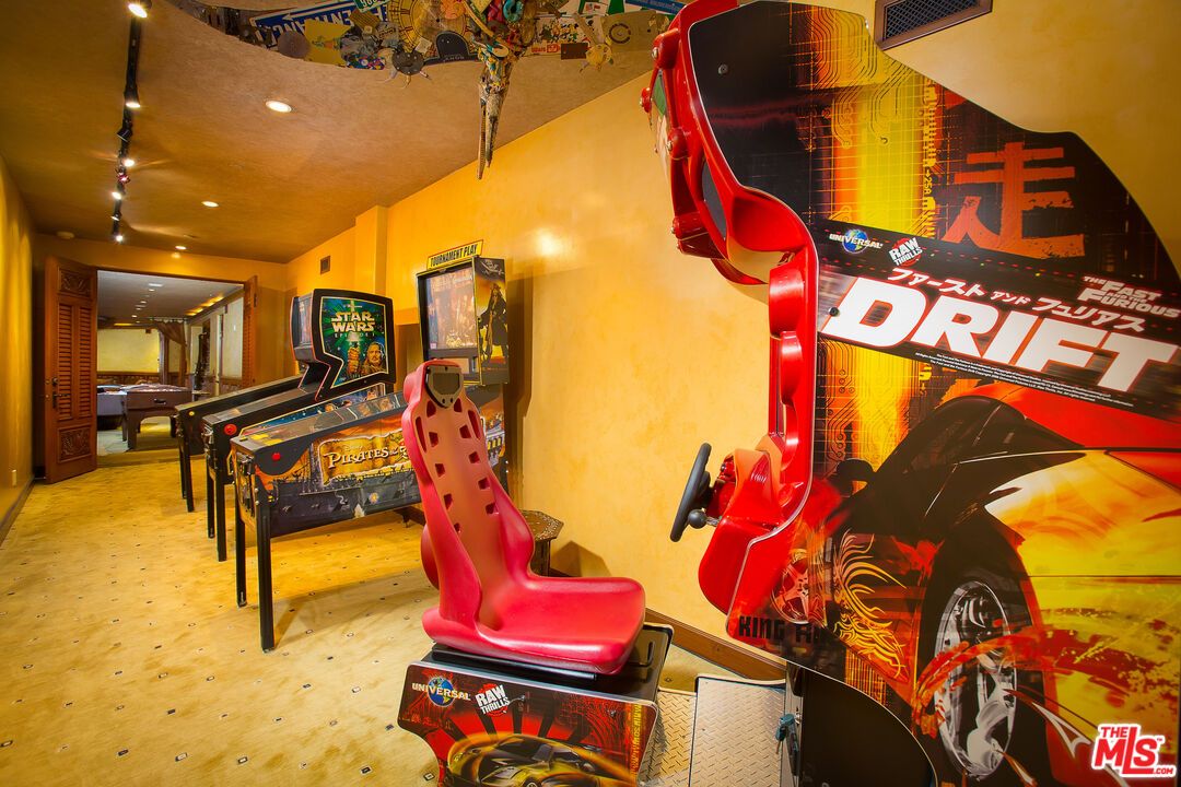 Game Room, Interior, Recessed Lighting