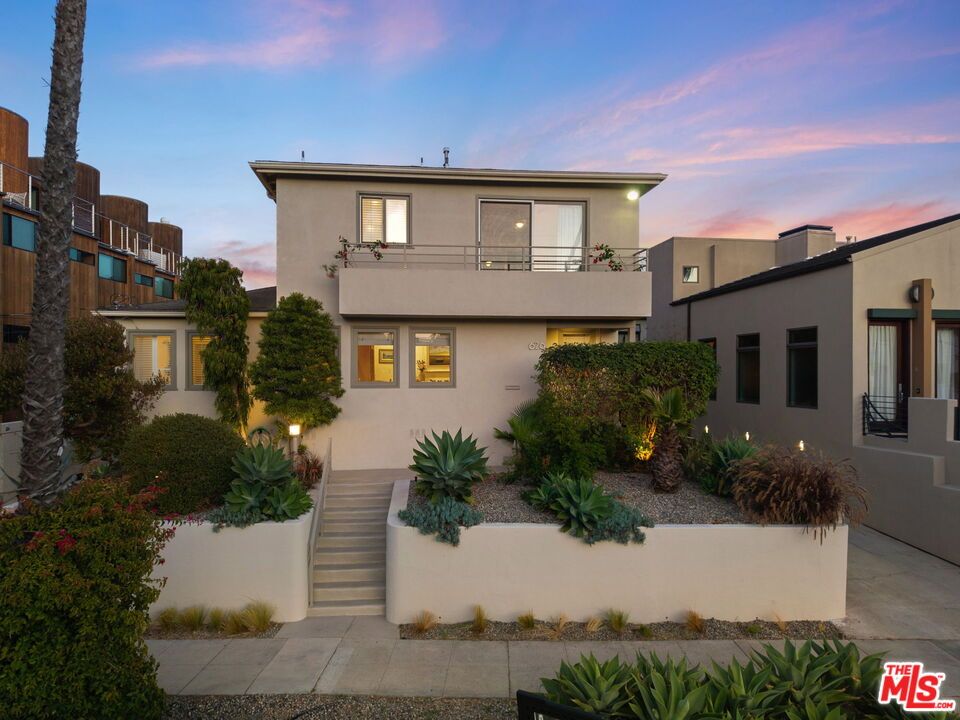 Exterior, Facade, Modern