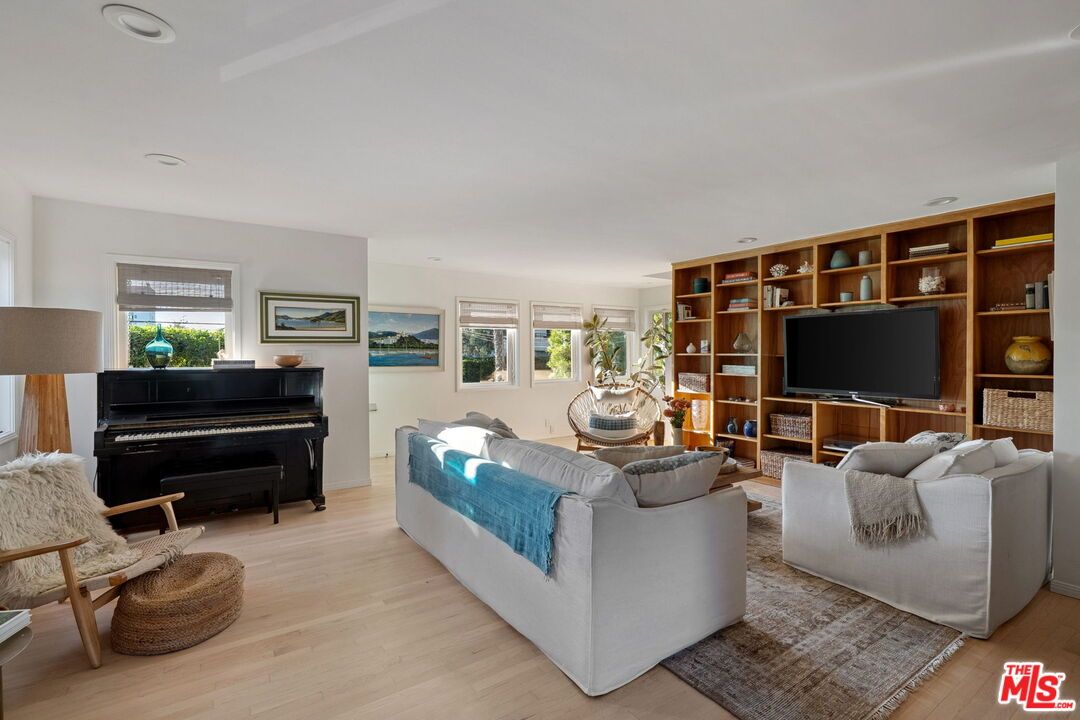 Interior, Living room, Piano, Recessed Lighting, Wood Texture Flooring