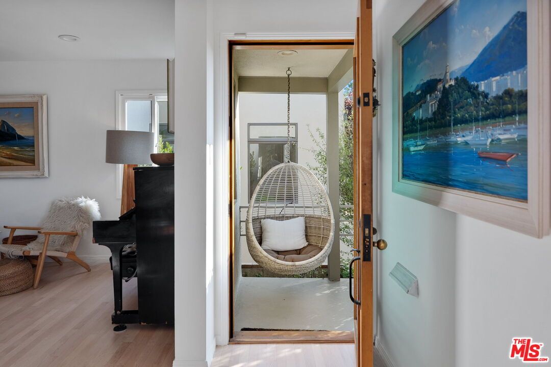 Interior, Piano, Recessed Lighting, Wood Texture Flooring