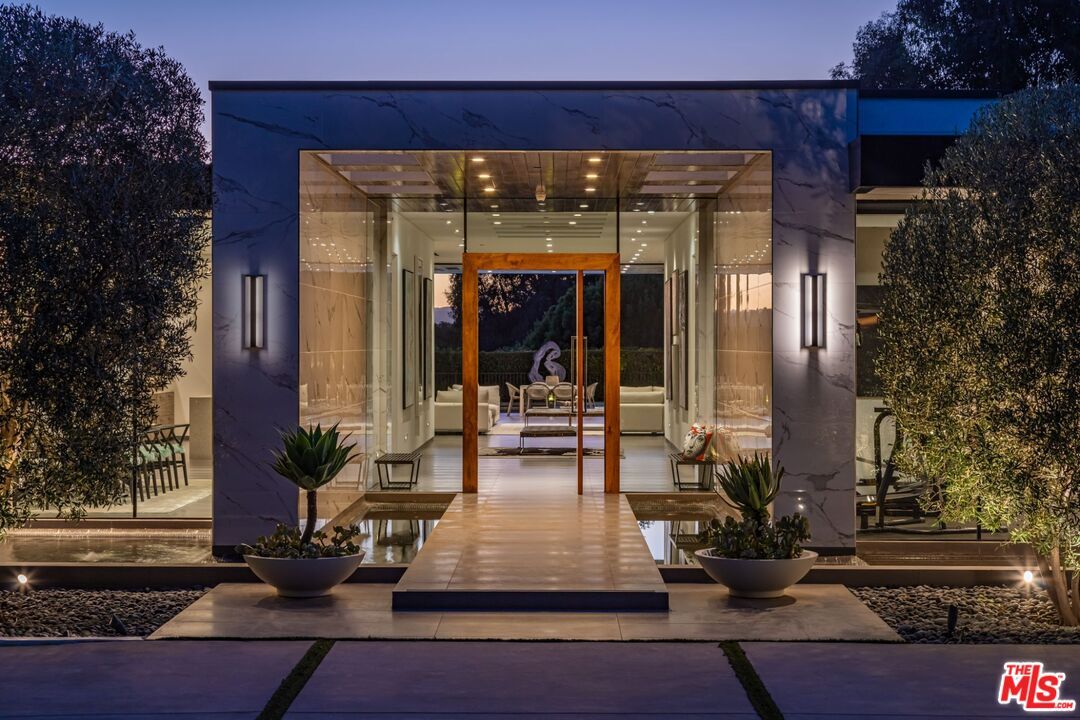 Exterior, Facade, Modern