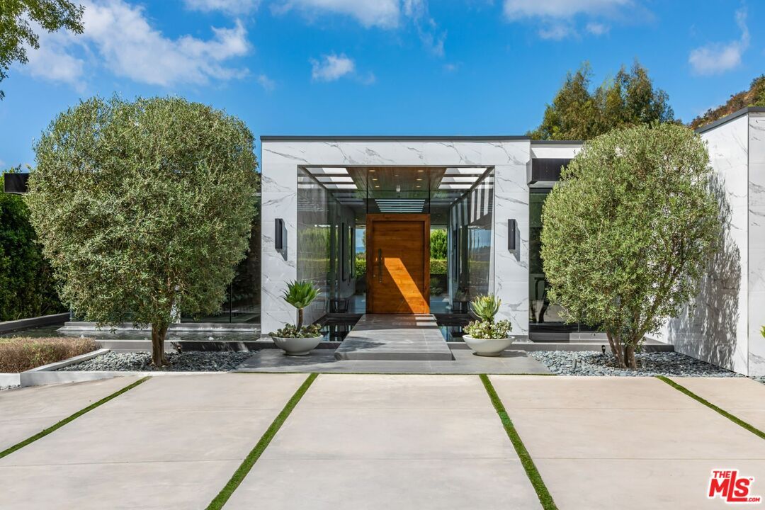 Exterior, Facade, Modern