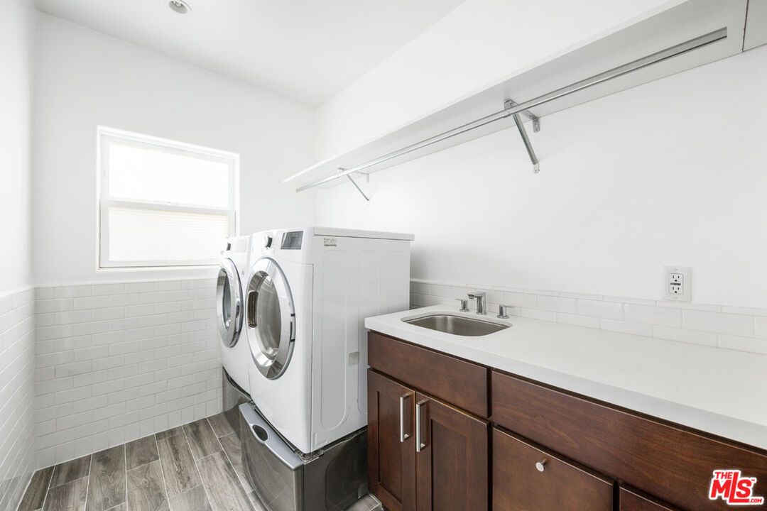 Interior, Recessed Lighting, Washer, Wood Texture Flooring