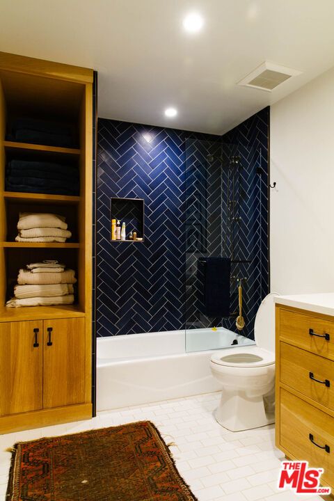 Bathroom, Interior, Recessed Lighting
