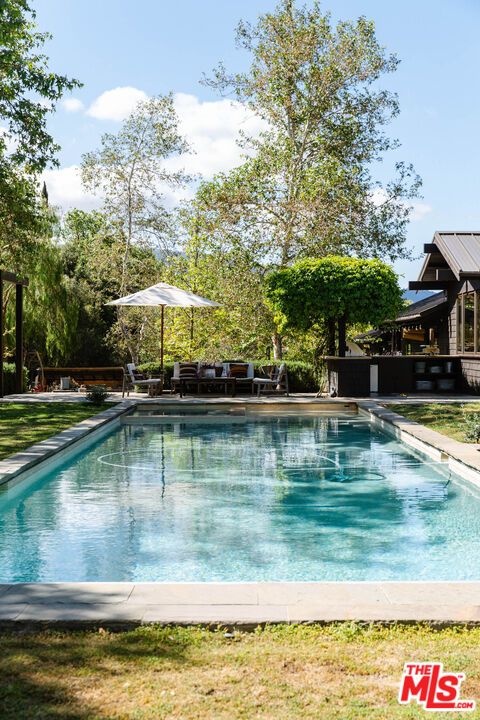 Exterior, Pool