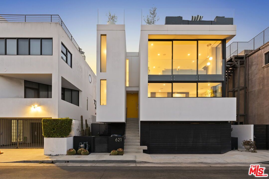 Attached, Exterior, Facade, Modern