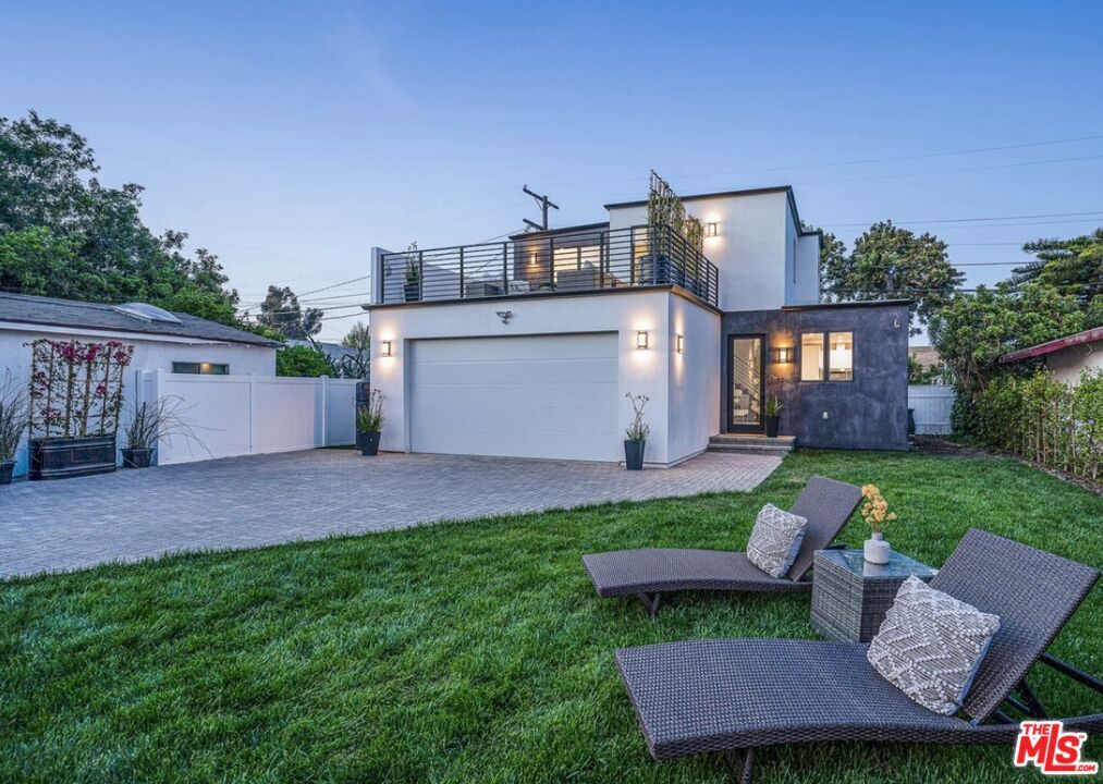 Attached, Backyard, Exterior, Facade, Modern