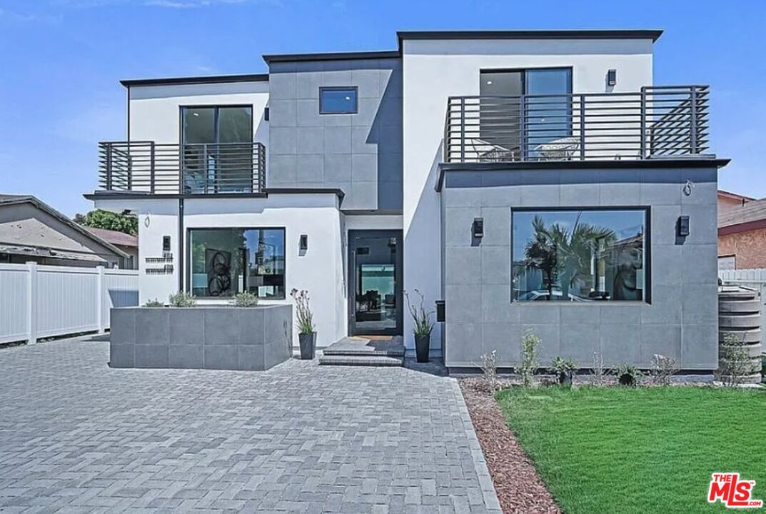Exterior, Facade, Modern