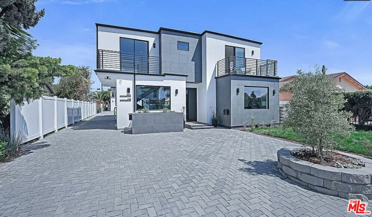 Exterior, Facade, Modern