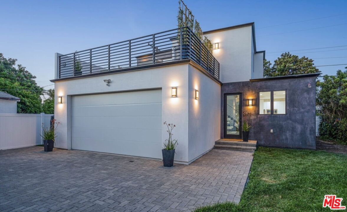 Attached, Exterior, Facade, Modern