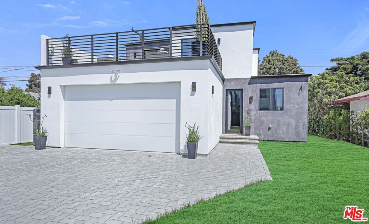 Attached, Backyard, Exterior, Facade, Modern