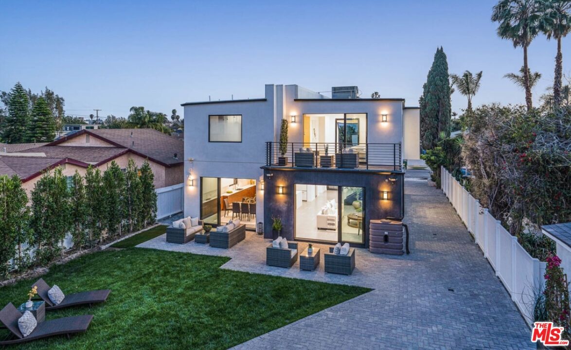 Backyard, Exterior, Facade, Modern