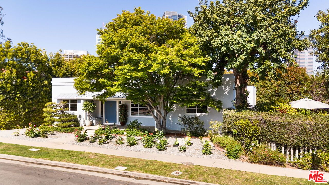 Exterior, Facade, None