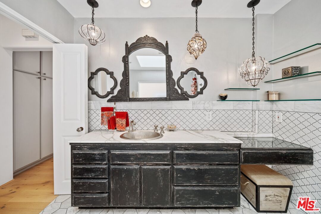 Bathroom, Interior, Pendant Lights, Recessed Lighting, Wood Texture Flooring