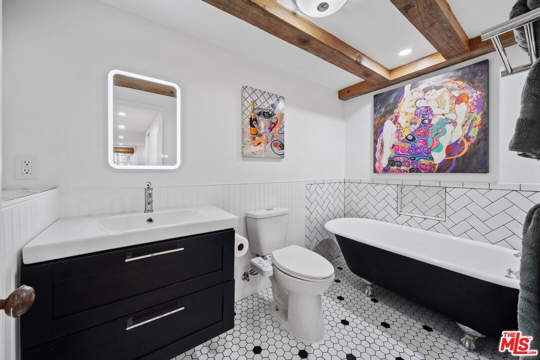 Bathroom, Free Standing Baths, Interior, Recessed Lighting, Wooden Beams