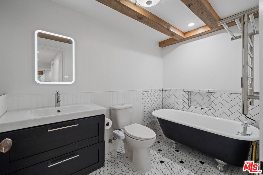 Bathroom, Free Standing Baths, Interior, Recessed Lighting, Wooden Beams