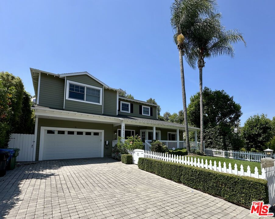 Attached, Exterior, Facade, American Craftsman